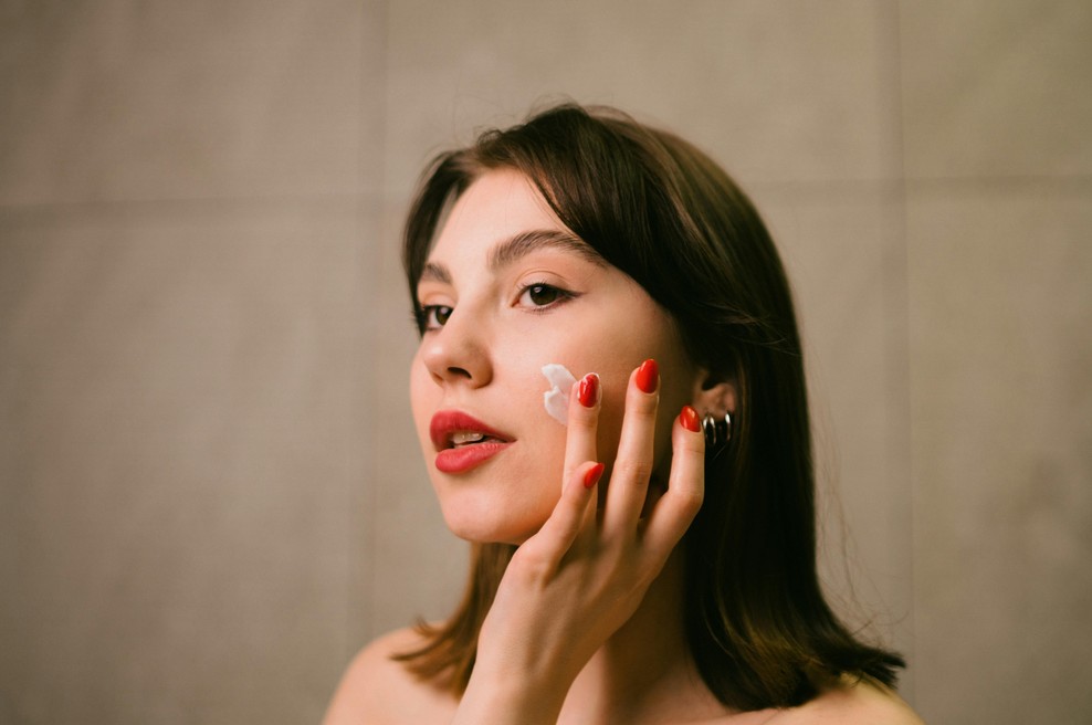 Uporabnice osvaja dostopen izdelek, ki je na voljo tudi v slovenskih drogerijah: "Takšne kože še nisem imela!" (foto: Unsplash)