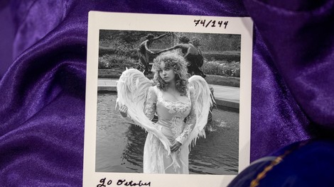 Serija 144 podob, posnetih na instantne filmske kamere, Station XV vabi gledalce k razmisleku o lastni preteklosti