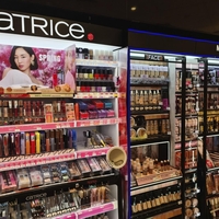 Je to najbolj zaželena drogerijska kolekcija leta? Nizkocenovni kozmetični gigant predstavil izdelke, ki postavljajo nove lepotne standarde