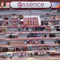 Essence za dobra 2 evra ponuja glos za ustnice, na las podoben viralnemu produktu za 25 evrov
