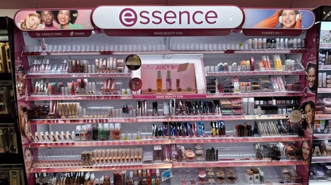 Essence za dobra 2 evra ponuja glos za ustnice, na las podoben viralnemu produktu za 25 evrov
