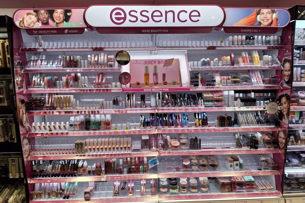 Essence za dobra 2 evra ponuja glos za ustnice, na las podoben viralnemu produktu za 25 evrov (foto: Profimedia)