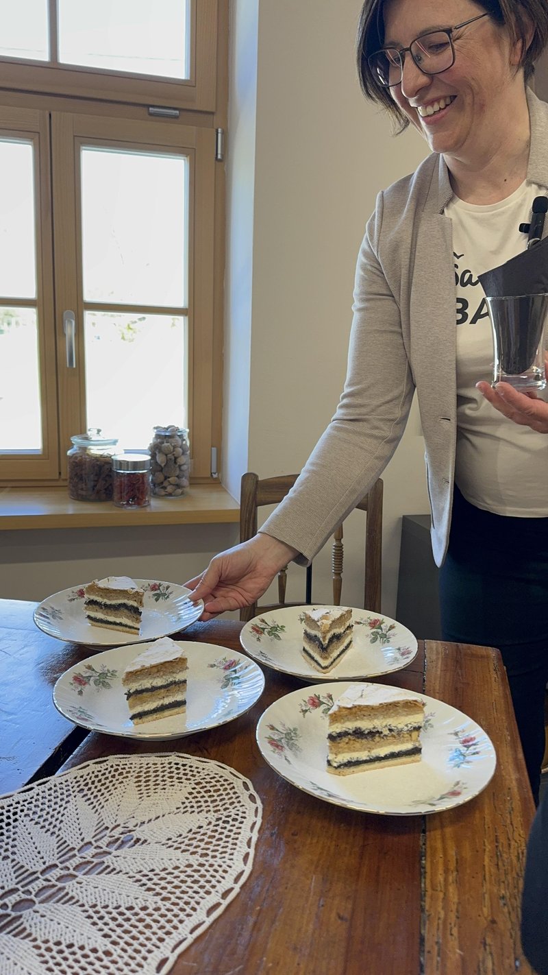 Bi s sodelavci radi doživeli res poseben teambuilding? Specite z lastnimi rokami prekmursko gibanico (po zaščiteni recepturi)