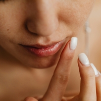 Skrbno varovana skrivnost: to je produkt, ki se lahko primerja z najdražjimi, a ga le za 3 evre dobite v najbližji drogeriji ("it" dekleta vedo, kaj iskati!)