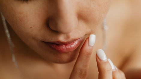 Skrbno varovana skrivnost: to je produkt, ki se lahko primerja z najdražjimi, a ga le za 3 evre dobite v najbližji drogeriji ("it" dekleta vedo, kaj iskati!)