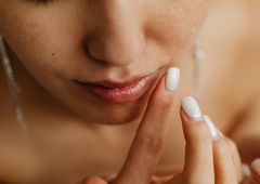 Skrbno varovana skrivnost: to je produkt, ki se lahko primerja z najdražjimi, a ga le za 3 evre dobite v najbližji drogeriji ("it" dekleta vedo, kaj iskati!)