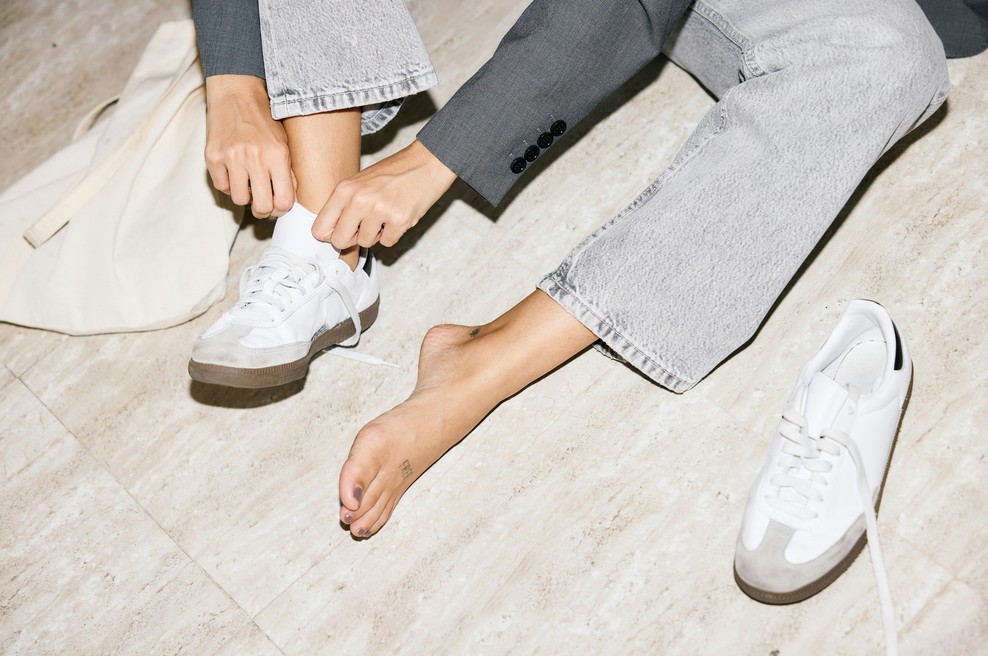 Tako bo bela obutev spet kot nova: uporabnice povedale, kateri izdelki preverjeno delujejo (vse dobite pri nas!) (foto: Unsplash)
