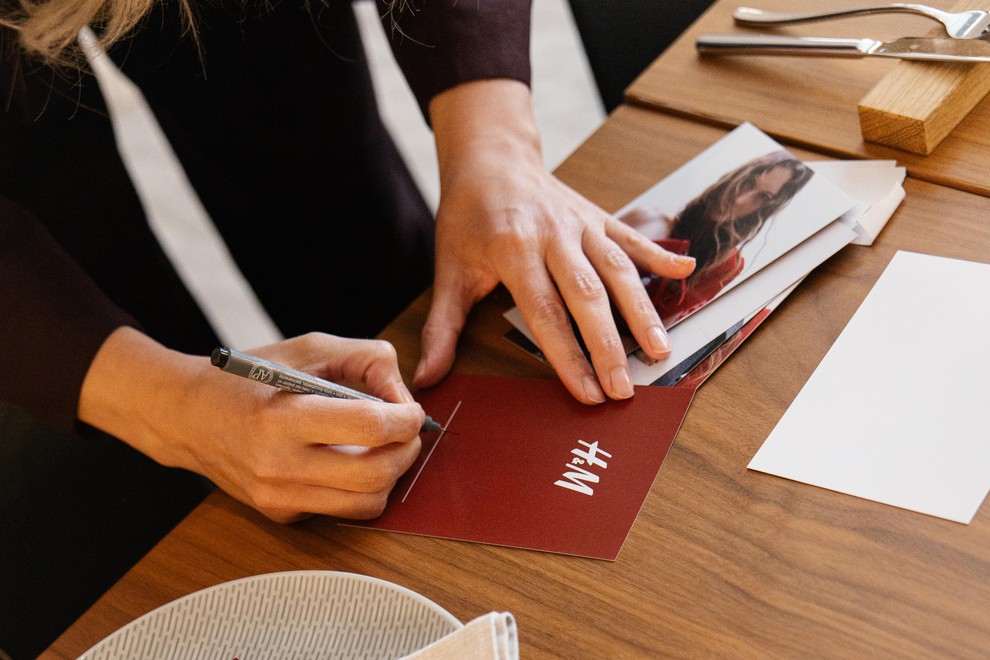 Stella McCartney x H&M v ospredju ekskluzivnega bruncha — kolekcija, ki je modne navdušenke ne morejo dočakati