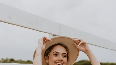 mlada vesela ženska