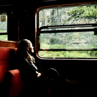 "Sedela sem ob oknu, ko je vstopil neznanec – te vožnje z vlakom ne bom nikoli pozabila!" (seksi resnična izpoved)