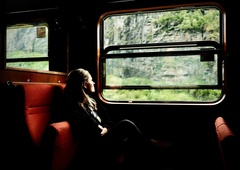 "Sedela sem ob oknu, ko je vstopil neznanec – te vožnje z vlakom ne bom nikoli pozabila!" (seksi resnična izpoved)