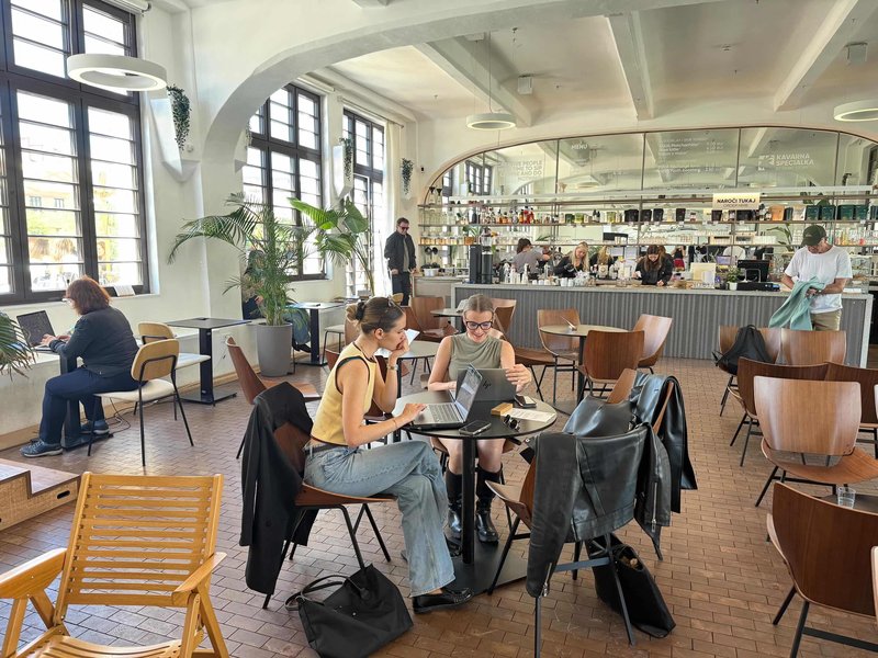 Med feedbacki, sestanki in kreativnimi idejami