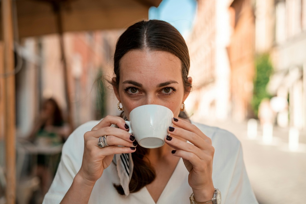 "Sedela sem na kavi s svojo družino, ko sem pri sosednji mizi zaslišala ..." (zapis zgrožene Slovenke) (foto: Unsplash)