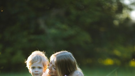 mama majhni otroci objem ljubezen