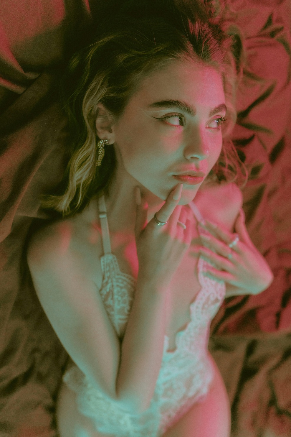 "Po dolgih mesecih flirtanja sem končno spala s svojim starejšim sosedom in počutim se ..." (foto: Unsplash)