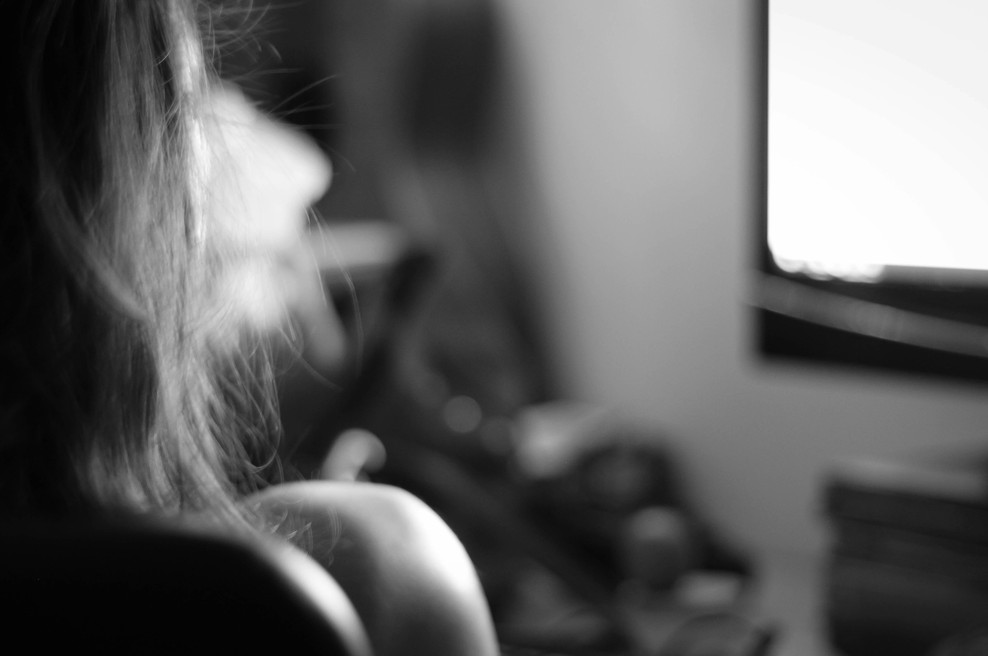"Med gledanjem TV-oddaje pri nas doma sem zapeljala 20-letnega prijatelja svojega sina!" (vroča resnična zgodba) (foto: Unsplash)