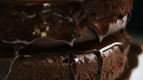 Čokolada se kar cedi iz nje: recept za najbolj pregrešno čokoladno torto, ki uspe tudi začetnikom