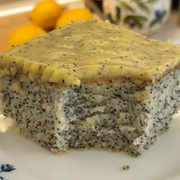 Osvežilni kolač z limono in makom je popolna poletna sladica (in pripravljen je brez kompliciranja)