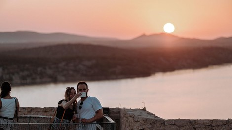 Med morjem, slapovi in kamnitimi ulicami – zakaj je šibeniška regija popolna ideja za poletni pobeg