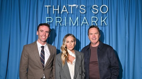Modna ikona Sarah Jessica Parker šokirala: od glave do peta oblečena v Primark, oboževalci pa ...