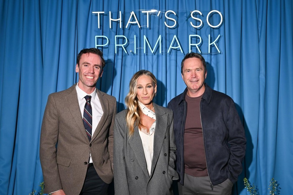 Modna ikona Sarah Jessica Parker šokirala: od glave do peta oblečena v Primark, oboževalci pa ...