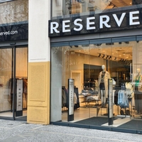 Reserved ima sanjsko poletno obleko z nežnim cvetličnim vzorcem, ki je popolna za poletno sezono – cena pa je res ugodna
