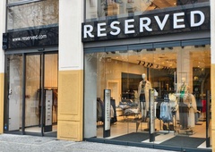 Reserved ima sanjsko poletno obleko z nežnim cvetličnim vzorcem, ki je popolna za poletno sezono – cena pa je res ugodna
