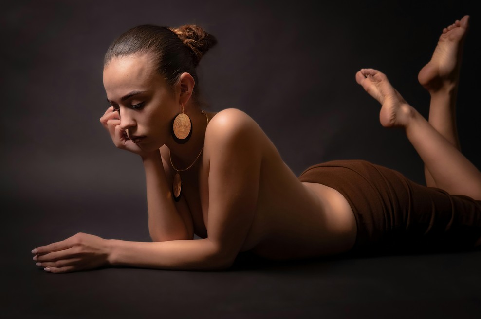 "Gola sem pozirala za akt in seksi študent umetnosti me je vprašal, če mi lahko na samem pokaže svoje skice ..." (vroča resnična izpoved) (foto: Unsplash)