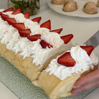 Pozabite na klasične torte – ta ledena rolada je trenutno najbolj mamljiva poletna sladica