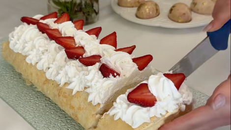 Pozabite na klasične torte – ta ledena rolada je trenutno najbolj mamljiva poletna sladica