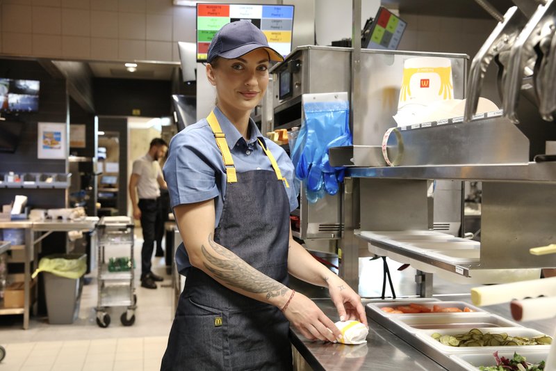 Živijo, jaz sem Vanesa. In tako kot ti iščem službo – morda sem jo našla v McDonald'su!