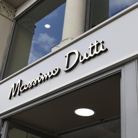 Massimo Dutti ima popolno obleko za poletno vročino (videti je izjemno elegantna)