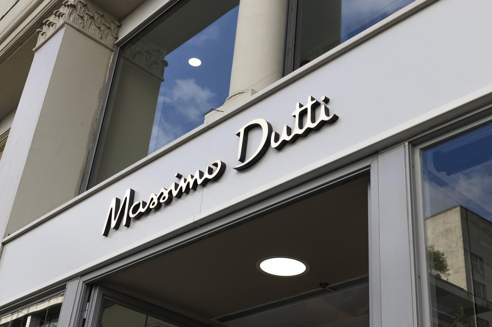 Massimo Dutti ima popolno obleko za poletno vročino (videti je izjemno elegantna) (foto: Profimedia)