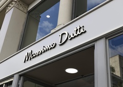 Massimo Dutti ima popolno obleko za poletno vročino (videti je izjemno elegantna)