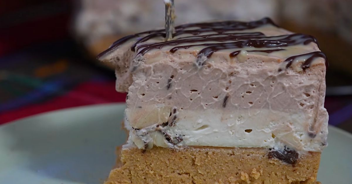 Ta sladoledna torta brez peke je poletni hit: pripravljena je v nekaj minutah, nato delo opravi zamrzovalnik