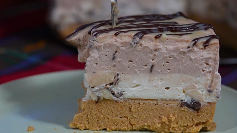 Ta sladoledna torta brez peke je poletni hit: pripravljena je v nekaj minutah, nato delo opravi zamrzovalnik