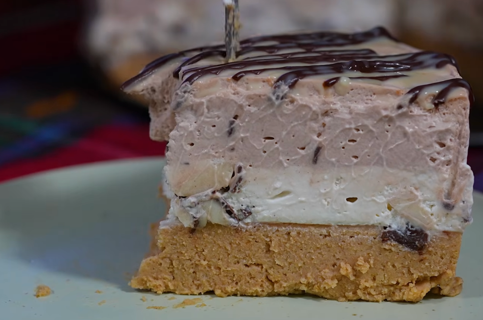 Ta sladoledna torta brez peke je poletni hit: pripravljena je v nekaj minutah, nato delo opravi zamrzovalnik (foto: Youtube/Deda Miletova kuhinja/posnetek zaslona)