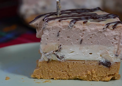 Ta sladoledna torta brez peke je poletni hit: pripravljena je v nekaj minutah, nato delo opravi zamrzovalnik