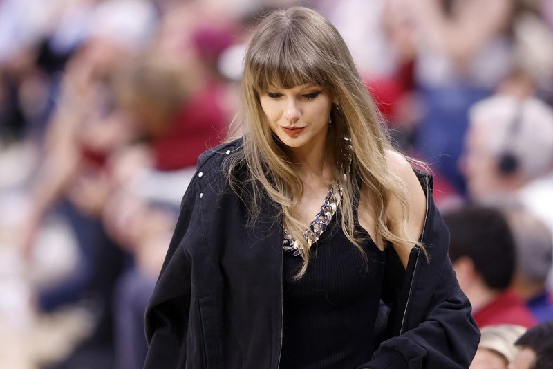 Taylor Swift top H&M Stella McCartney tekma NBA
