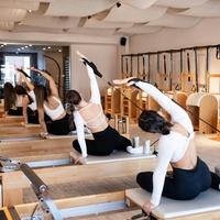 Dragi termini, polni studii in množica navdušenk: zakaj reformer pilates doživlja razcvet