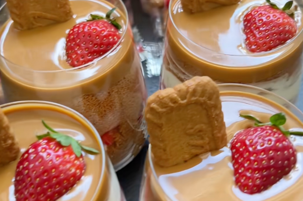 Sladica z jagodami, ki se ji ne moremo upreti: pripravljena v nekaj minutah, izgine še hitreje (foto: TikTok/einfacherezepte.13_05/posnetek zaslona)