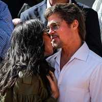 Brad Pitt ni mogel odmakniti rok od nje, modni navdušenci pa ne pogleda od njenega videza