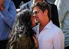 Brad Pitt ni mogel odmakniti rok od nje, modni navdušenci pa ne pogleda od njenega videza