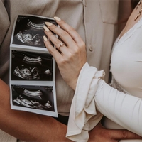 "Dojenček je že na poti!" Znana Slovenka po nekaj mesecih zveze pričakuje prvega otroka
