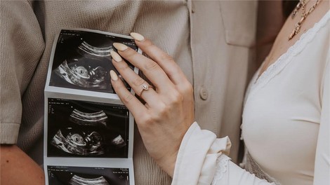 "Dojenček je že na poti!" Znana Slovenka po nekaj mesecih zveze pričakuje prvega otroka