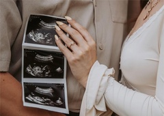 "Dojenček je že na poti!" Znana Slovenka po nekaj mesecih zveze pričakuje prvega otroka