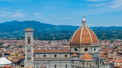 Pred znamenito katedralo Santa Maria del Fiore se vijejo dolge vrste.