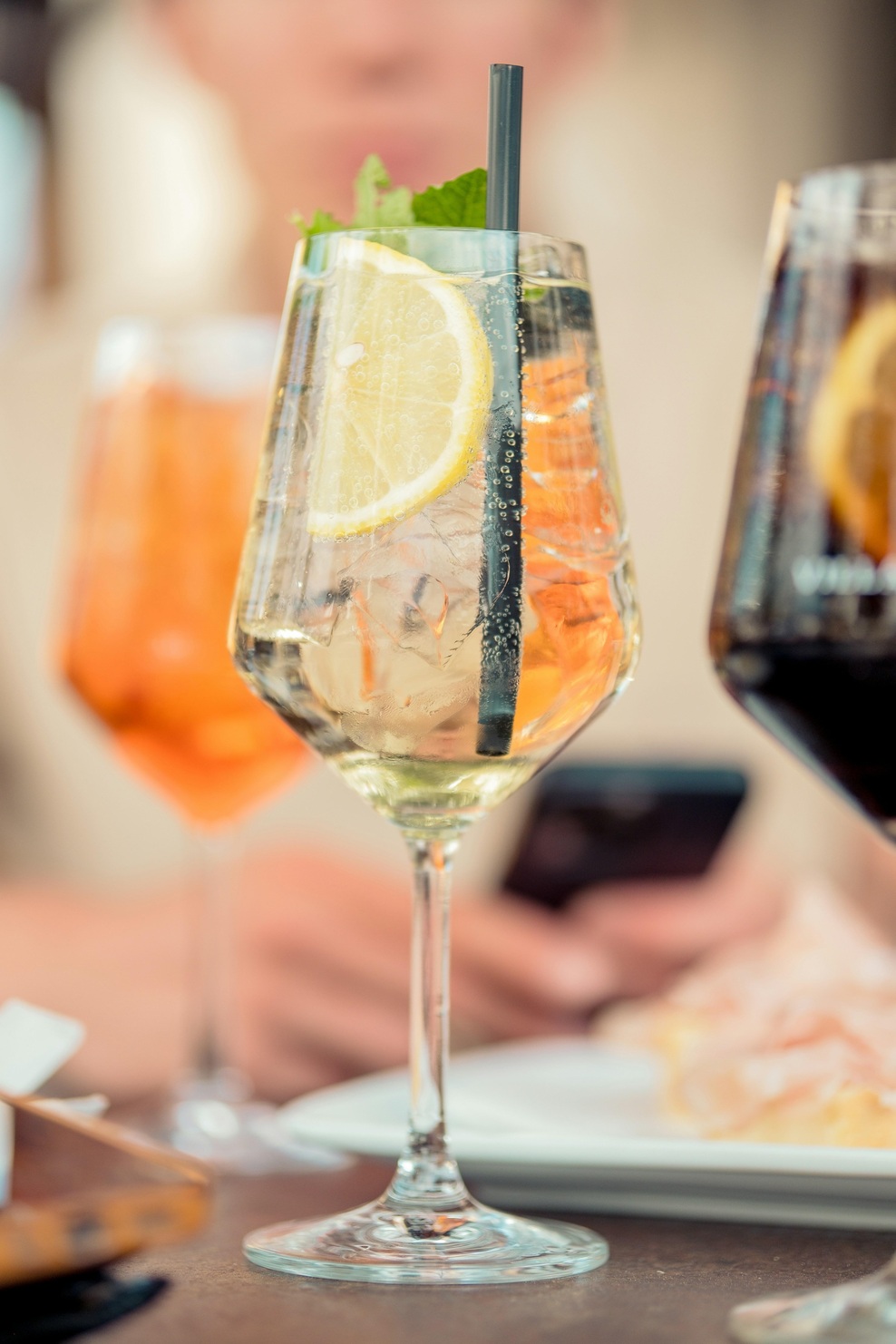 Pozabite na aperol spritz, letos se v kozarce vrača stara poletna ljubezen (foto: Unsplash)