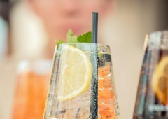 Pozabite na aperol spritz, letos se v kozarce vrača stara poletna ljubezen