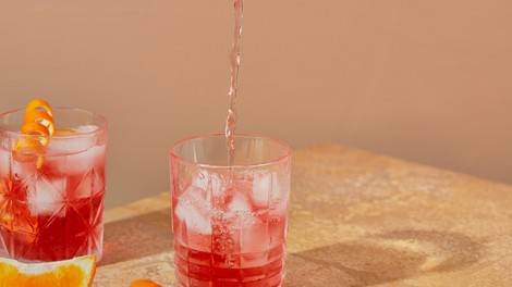 Lambrusco spritz: presenetljiva italijanska različica spritza, ki jo letos odkrivajo ljubitelji aperitivov